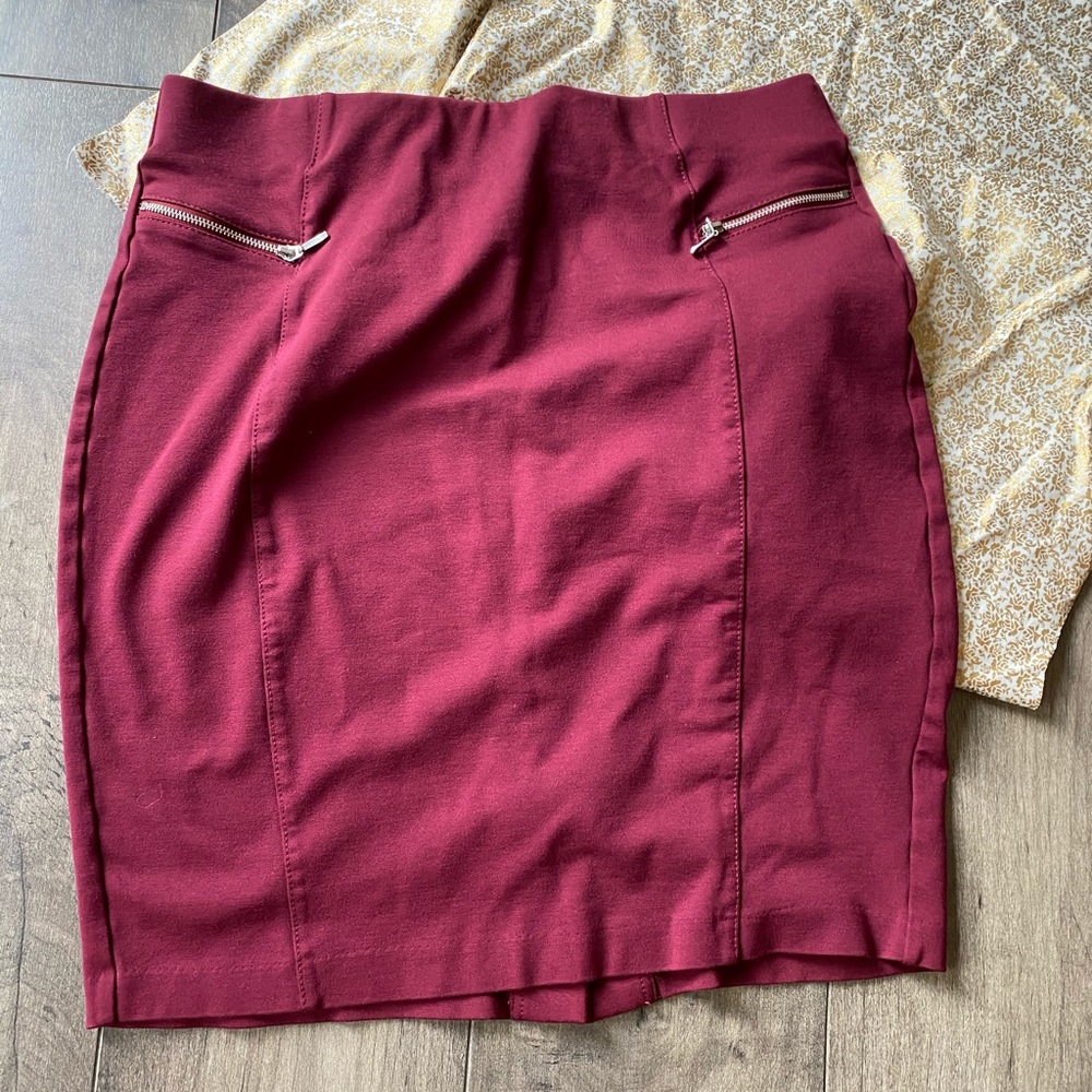 Sassy zipper detail skirt. 🔥